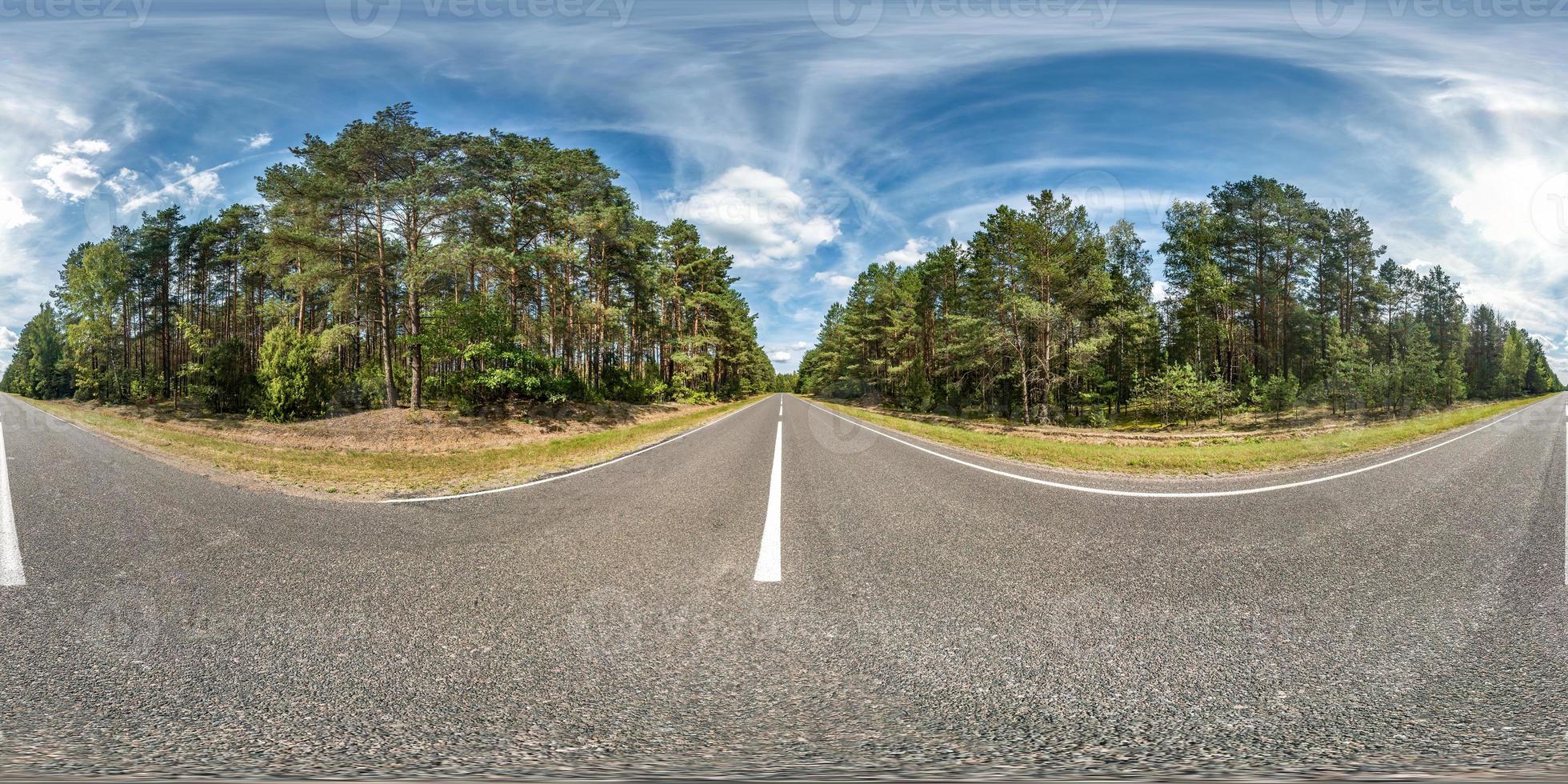 volledig naadloos bolvormig hdri-panorama 360 graden hoekzicht op asfaltweg tussen pijnbomenbos in zomerdag met geweldige wolken in equirectangular projectie, klaar vr ar virtual reality-inhoud foto