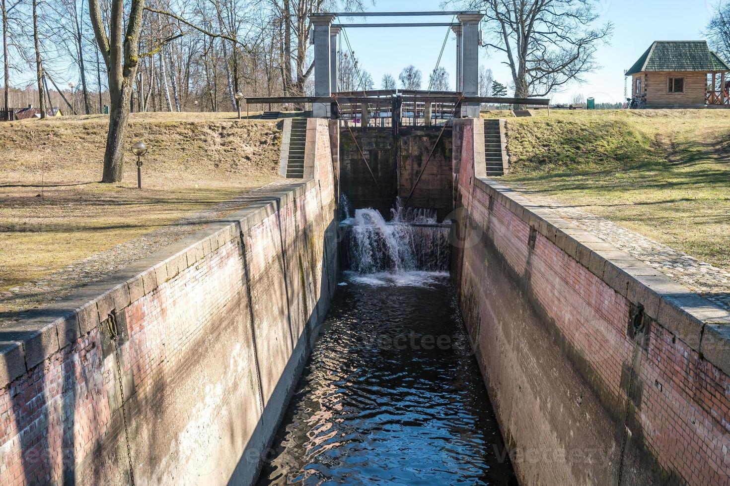 gateway lock sluis ophaalbrug constructie op rivier, kanaal voor passerende schepen op verschillende waterstanden foto