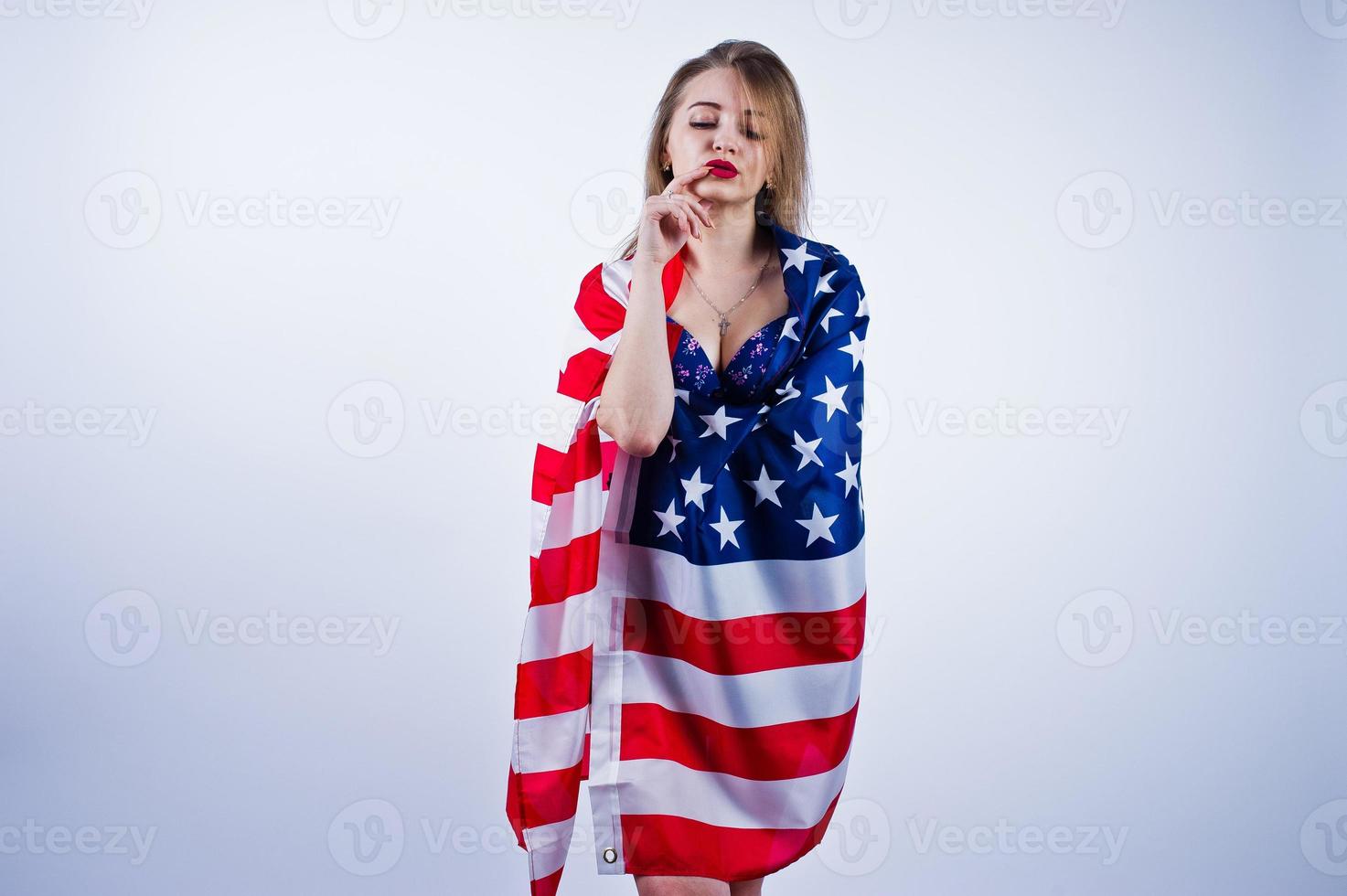 schattig meisje in beha met Amerikaanse vlag geïsoleerd op een witte achtergrond. foto