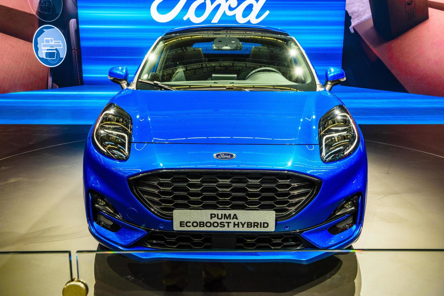 frankfurt, duitsland - sept 2019 blauwe ford puma ecoboost hybrid, iaa internationale autotentoonstelling foto