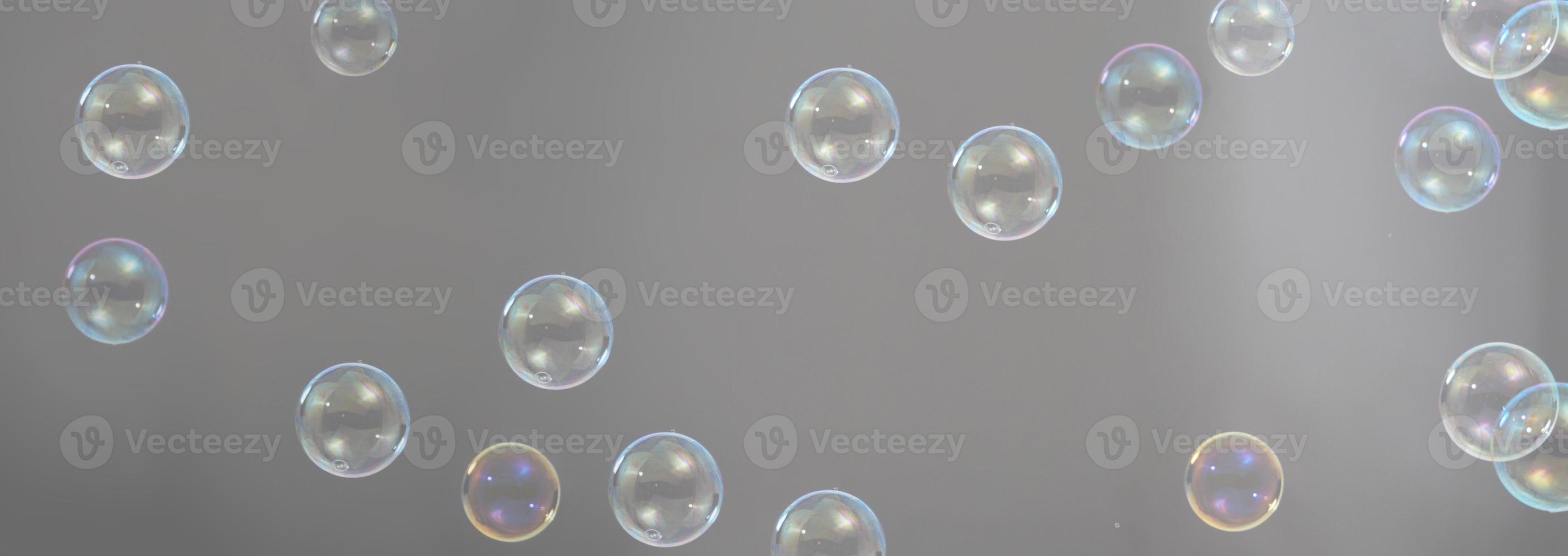 zeepbel druppel of shampoo bubbels zweven als vliegen in de lucht foto