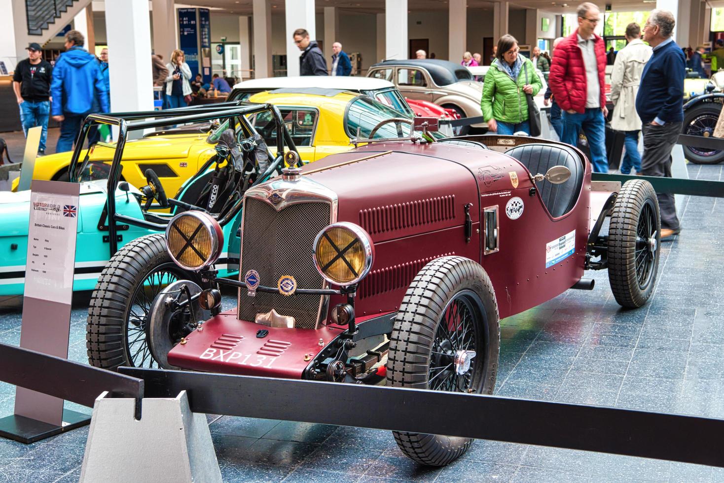 friedrichshafen - mei 2019 donkerrode riley 9 special 1935 bij motorworld classics bodensee op 11 mei 2019 in friedrichshafen, duitsland foto