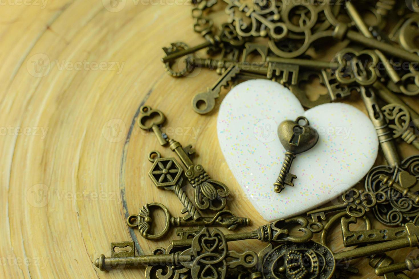 wit hart en gouden sleutel voor Valentijnsdag inhoud. foto