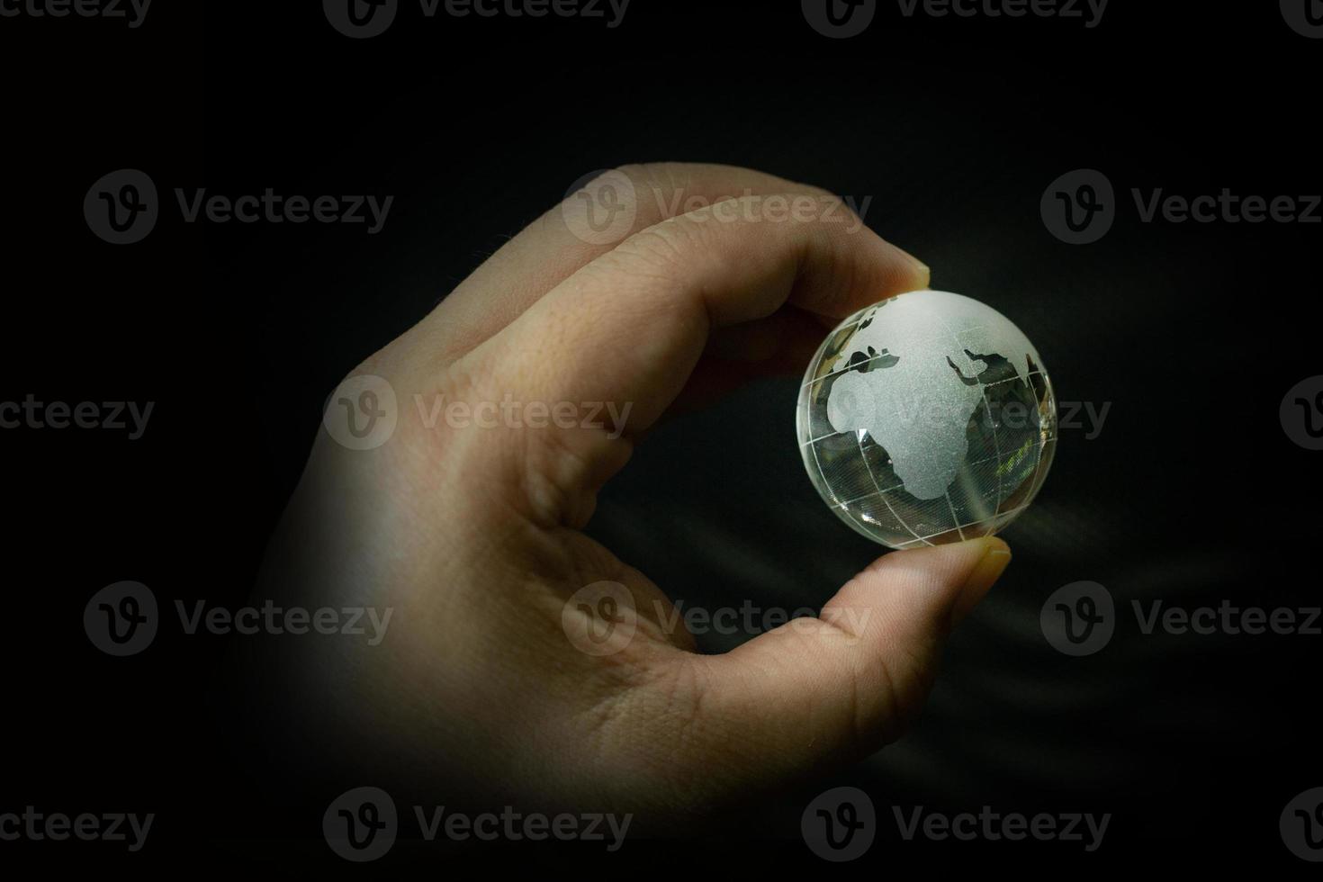 de glazen bol planeet aarde en hand afbeelding. foto