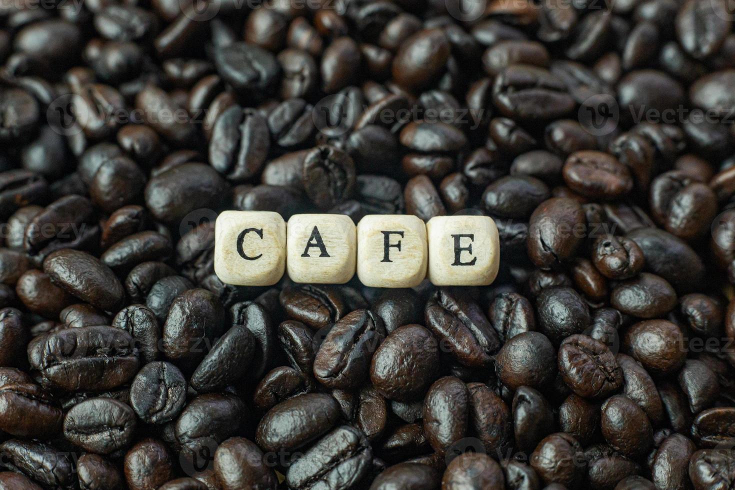 koffie gebrand en tekst houten kubus close-up afbeelding. foto