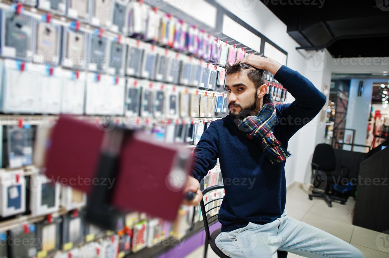 indiase man klant koper bij mobiele telefoon winkel selfie maken door smartphone op monopod stick. Zuid-Aziatische volkeren en technologieën concept. gsm winkel. foto