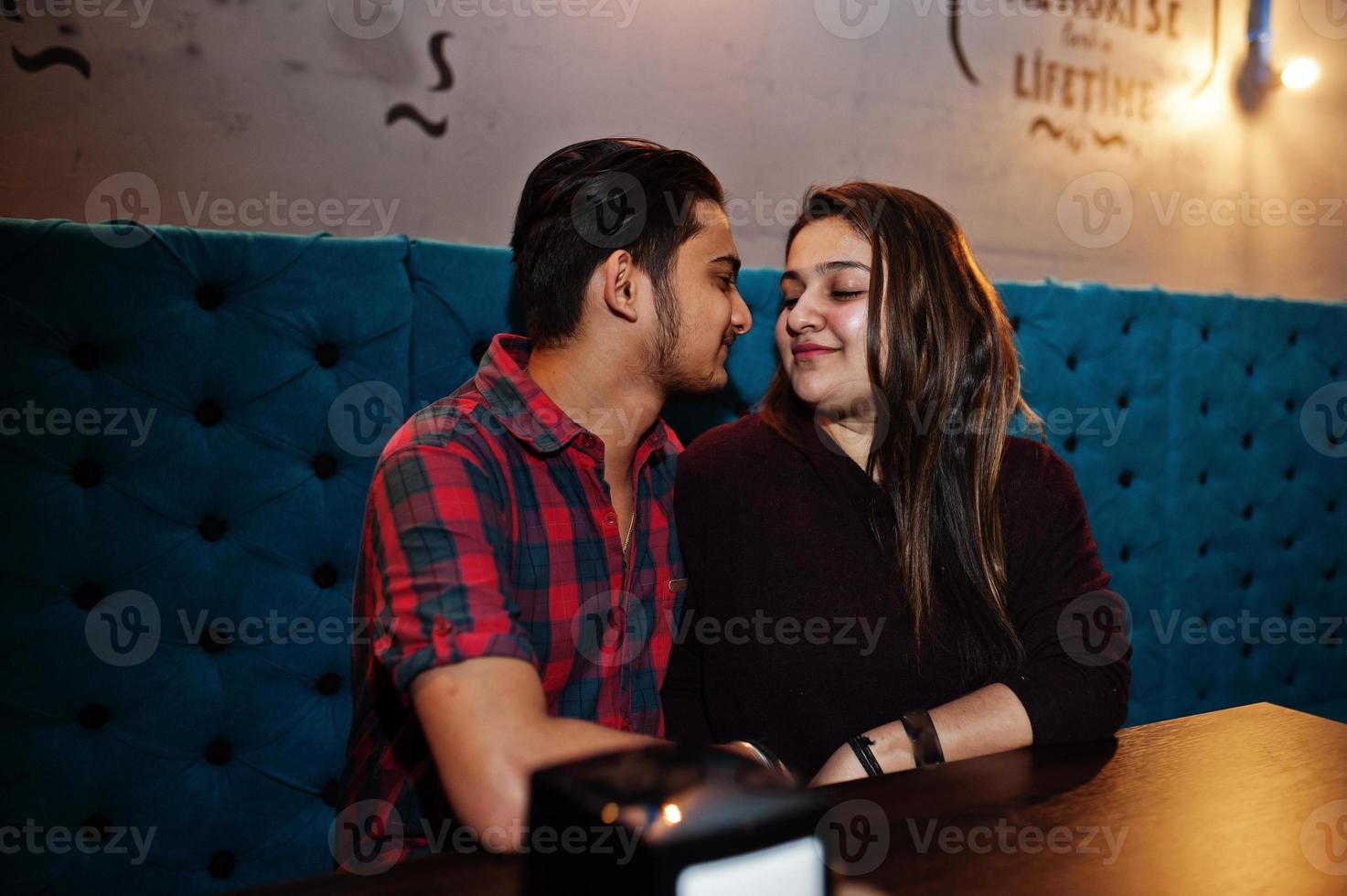 gelukkig Aziatisch stel dat samen tijd doorbrengt in de loungebarclub. foto