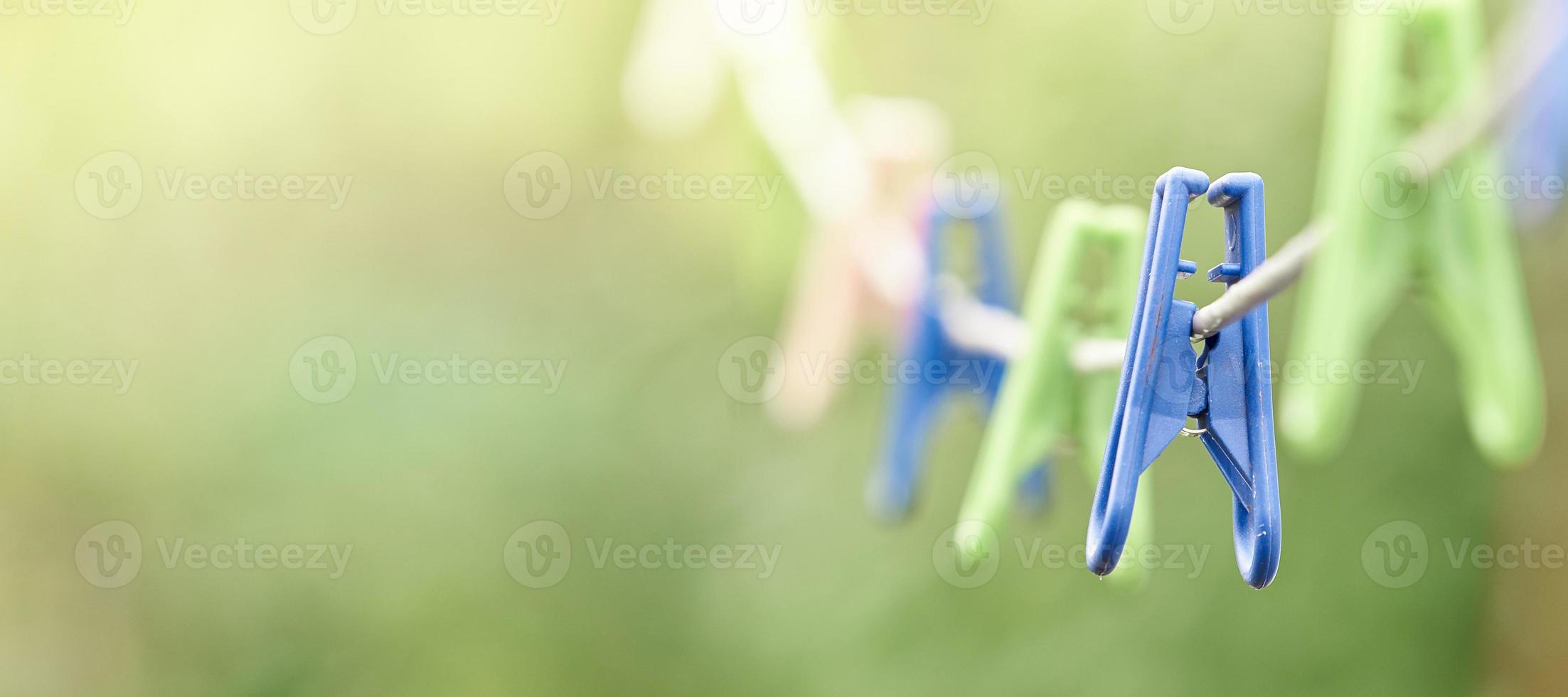 de eerste wasknijper in focus tegen de achtergrond van anderen in onscherpte. foto met kopie ruimte.