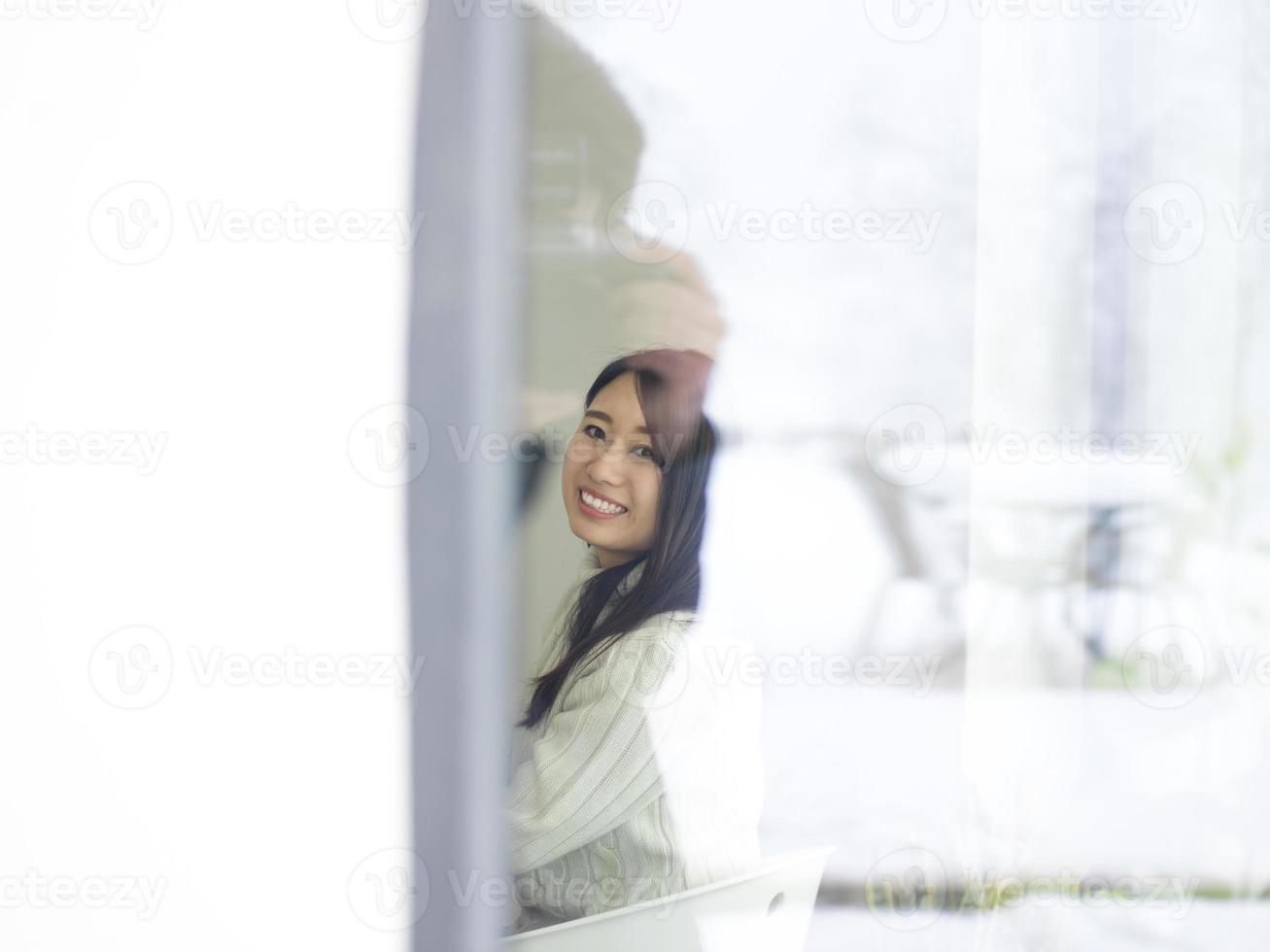 Aziatische vrouw geniet thuis foto