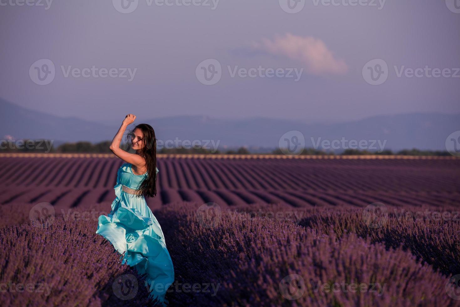 vrouw in lavendel bloemenveld foto