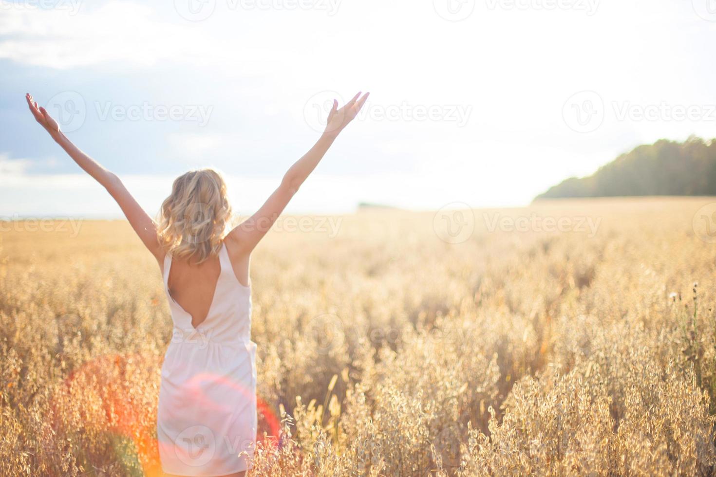 jonge vrouw in een tarweveld foto