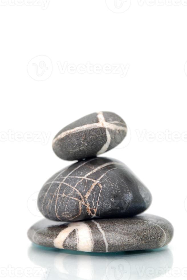 .zen stenen met reflectie geïsoleerd foto