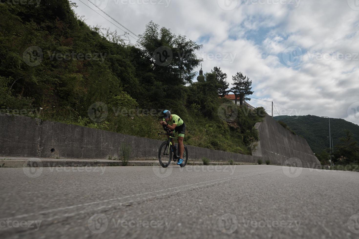 triatlon atleet fietsen op ochtendtraining foto