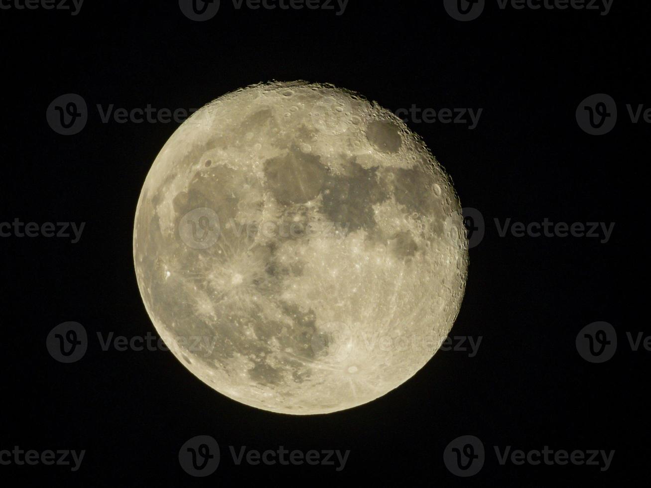 volle maan aan de donkere hemel foto