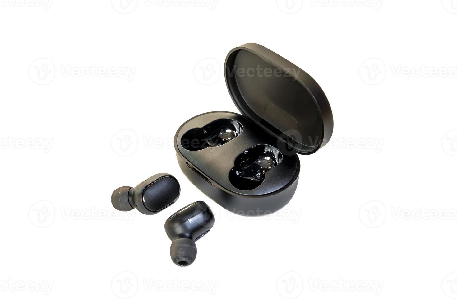 draadloze oortelefoon bluetooth spraakbesturing met oplader geïsoleerd op witte achtergrond foto