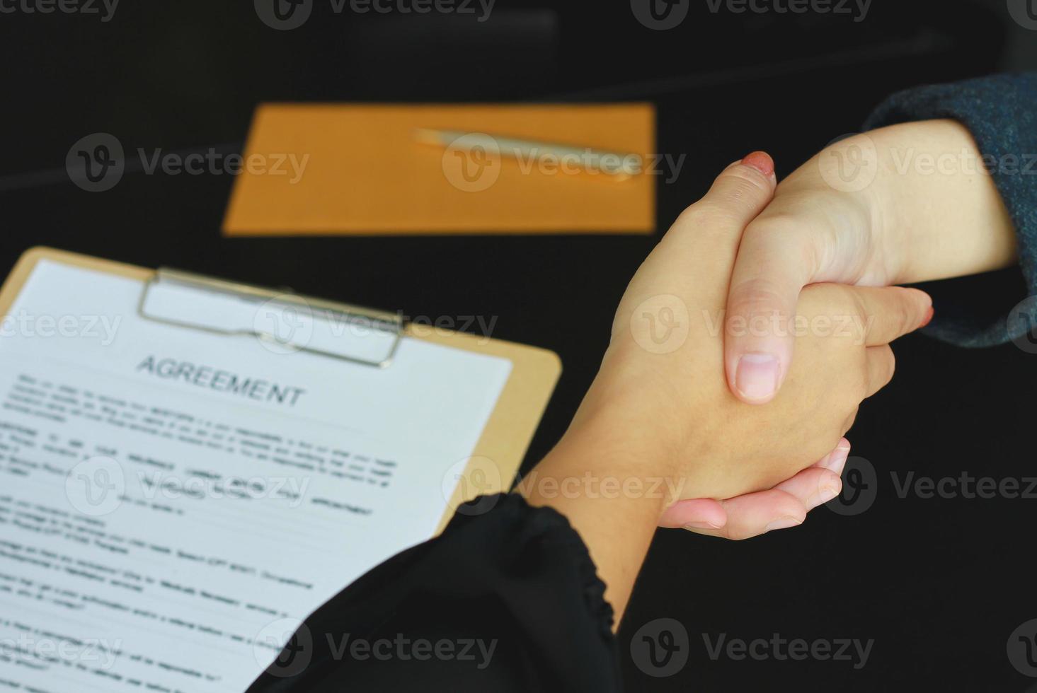 zakelijke handdruk. twee zakenlieden die een overeenkomst bereiken en een deal sluiten. foto