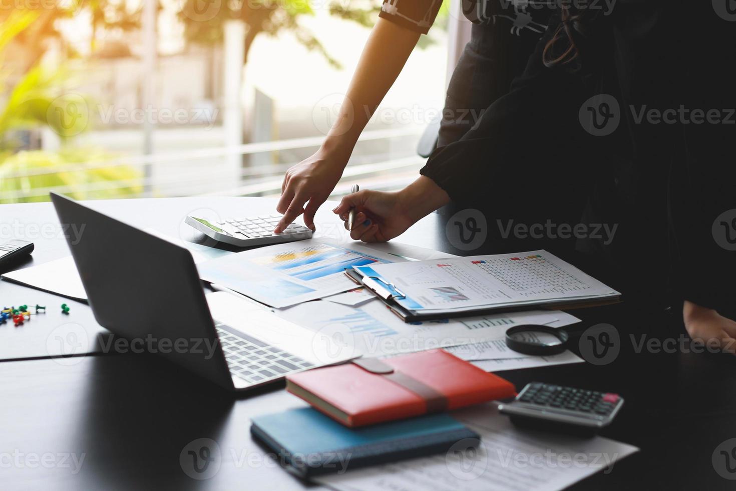 zakenmensen die bijeenkomen om de grafiekgegevens van het financiële rapport te analyseren en te bespreken en te brainstormen in het teamwerk en het boekhoudconcept van de kantoorfinancieel adviseur. foto