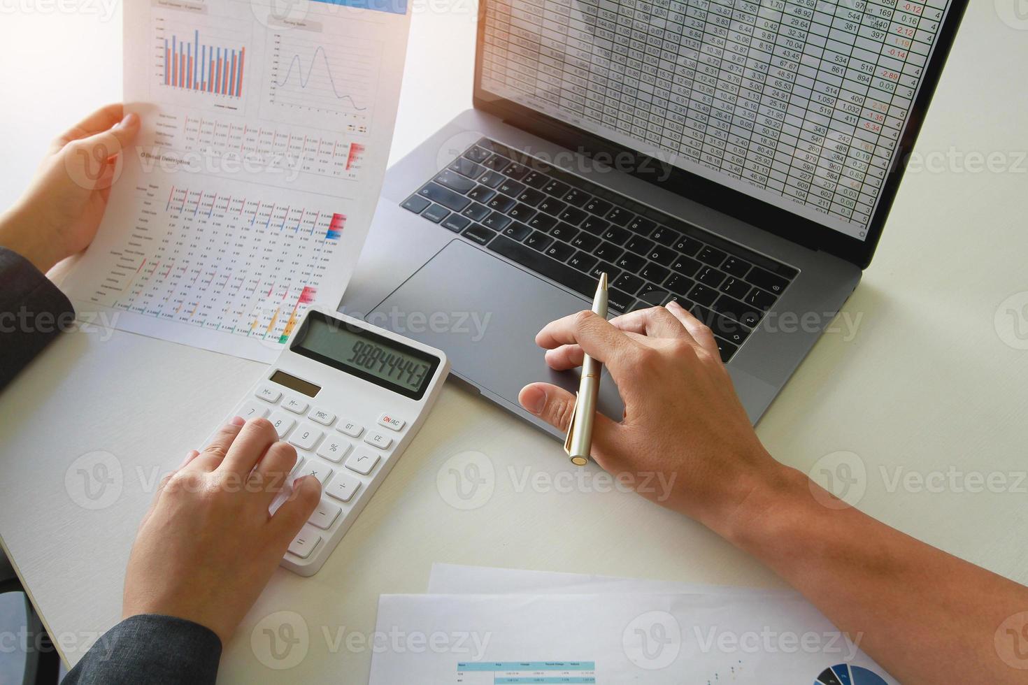 zakenvrouwen die hun vingers gebruiken om op de rekenmachine te drukken. financiele accountant. foto