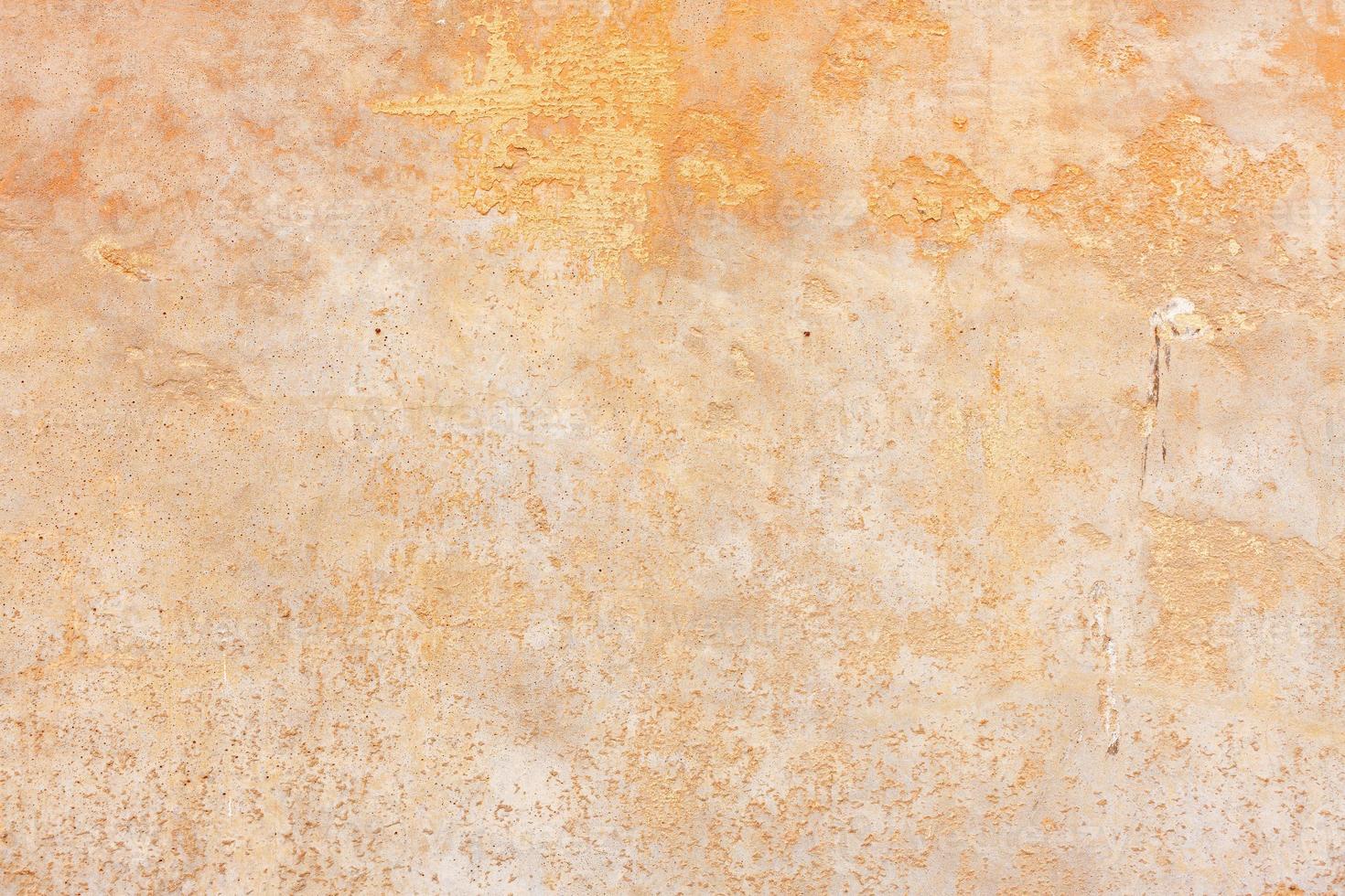 textuur van een oude kleimuur met roestige vlekken en krassen. foto