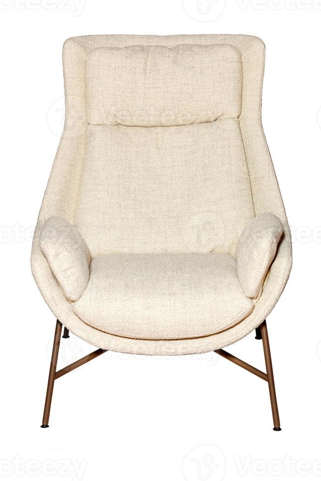 fauteuil bekleed met beige stof met metalen poten. geïsoleerd op een witte achtergrond. foto