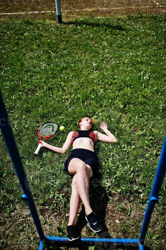 mooie sport vrouw tennisser met racket in sportkleding kostuum. foto