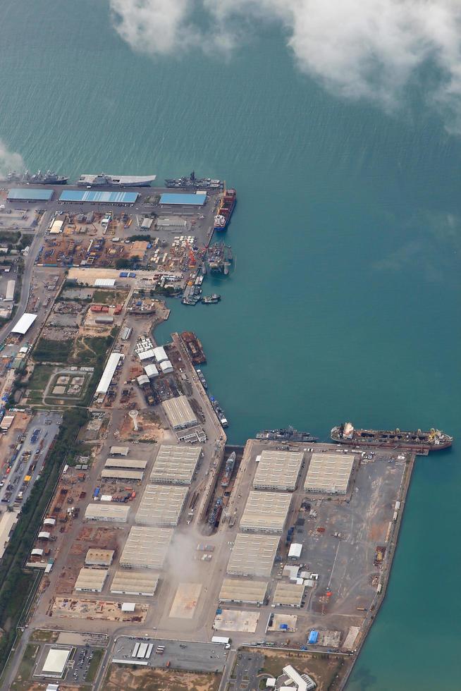 luchtfoto van de haven van durban, sattahip thailand foto