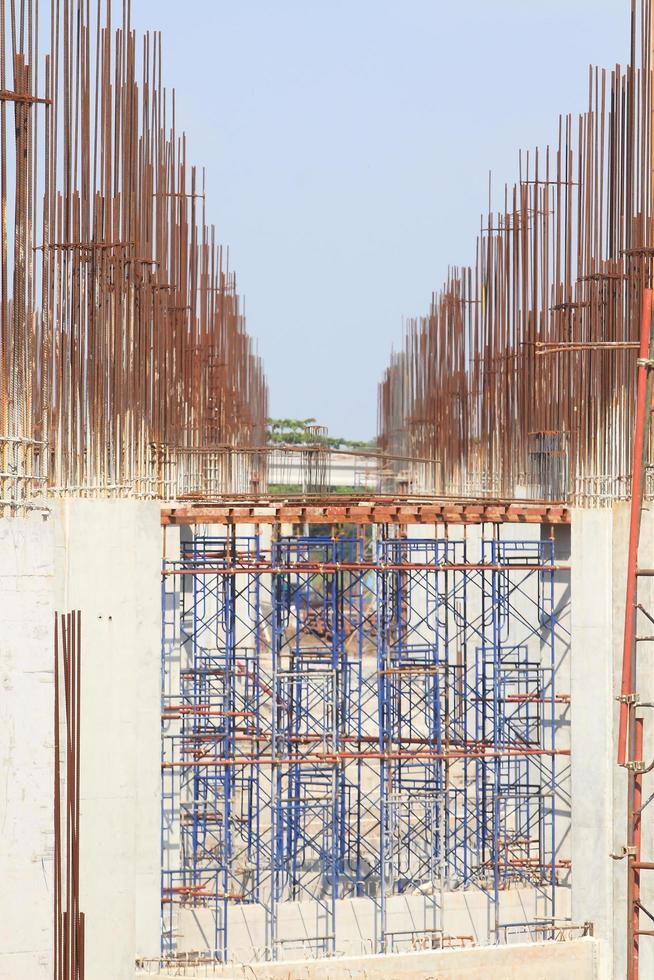 bouwplaats met versterkte betonnen stalen frames die omhoog komen foto