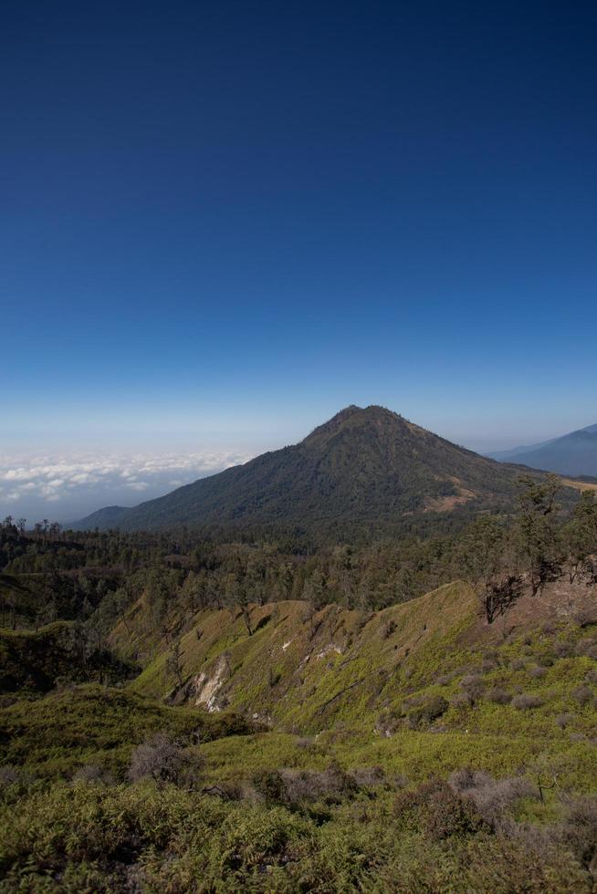 uitzicht vanuit het tropische woud met pad naar de vulkaan kawah ijen, oost java, indoneisa foto