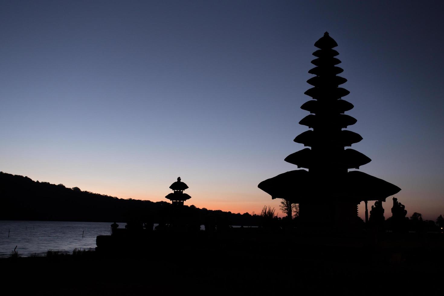 pura ulun danu tempel silhouet foto