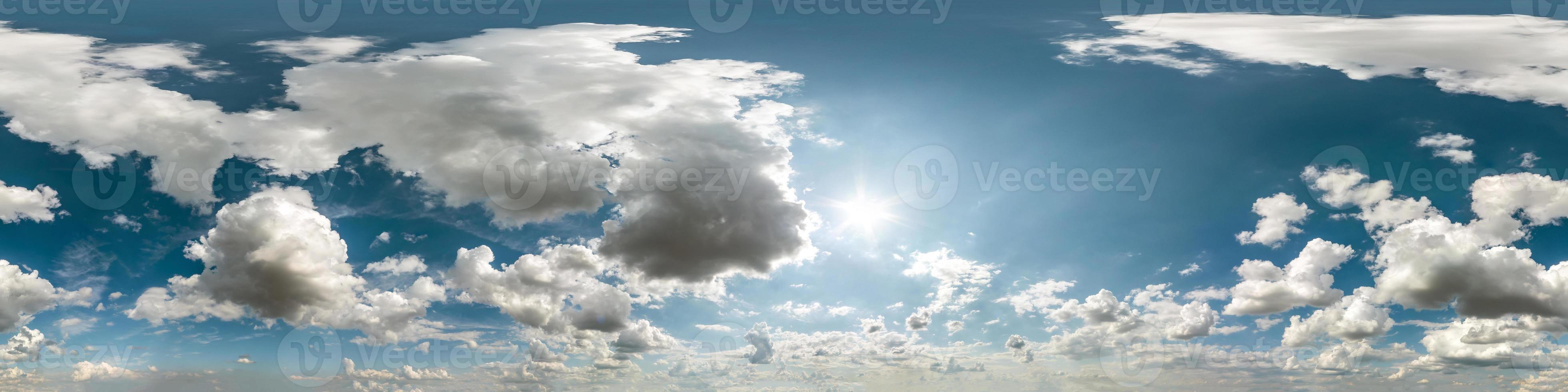 blauwe lucht met prachtige wolken in zonnige dag. naadloos hdri-panorama 360 graden hoekweergave met zenit voor gebruik in 3D-graphics of game-ontwikkeling als sky dome of edit drone shot foto