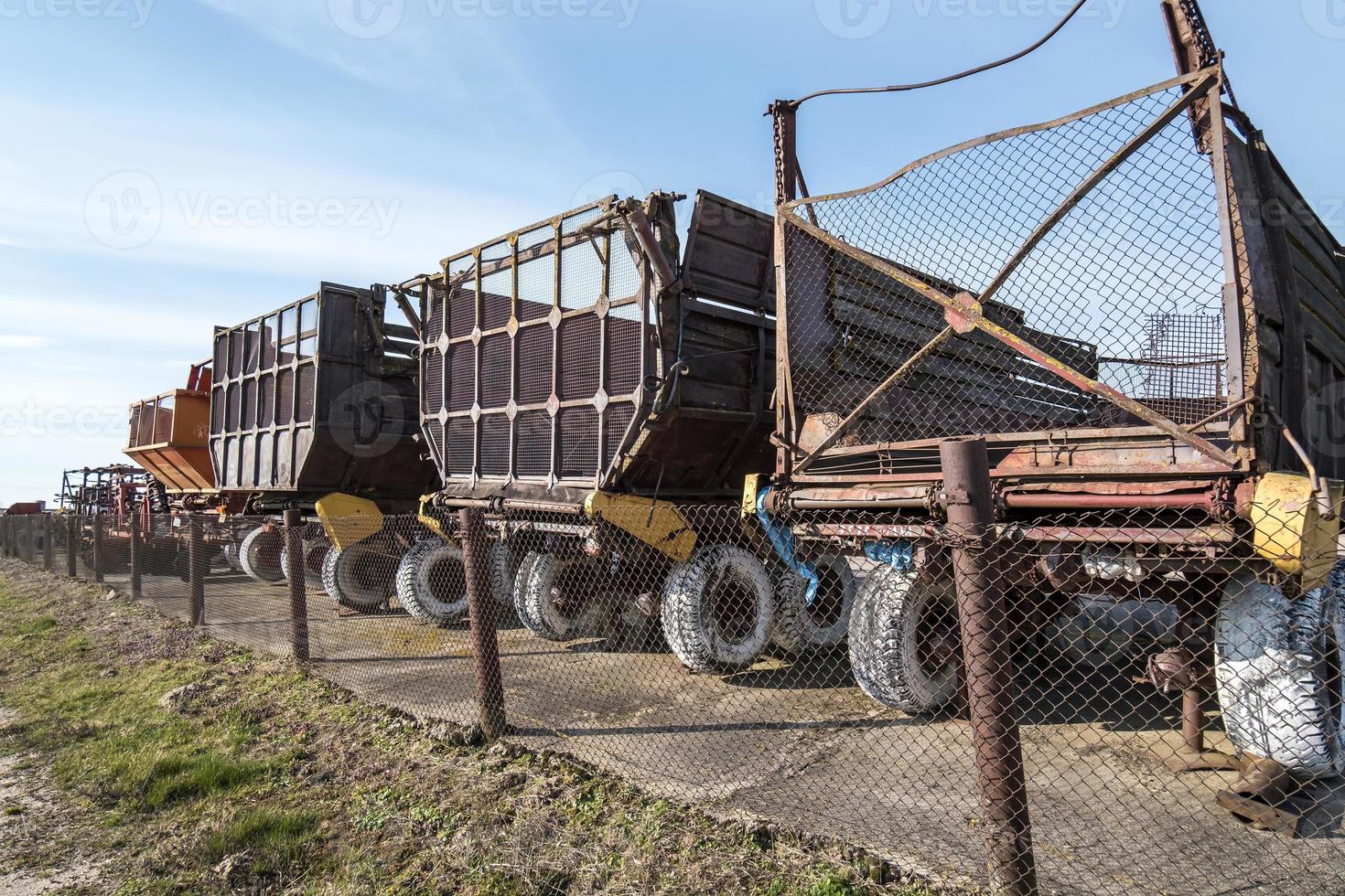 parkeren landbouwmachines en oogst. rijen ploegen, cultivators, lichamen foto