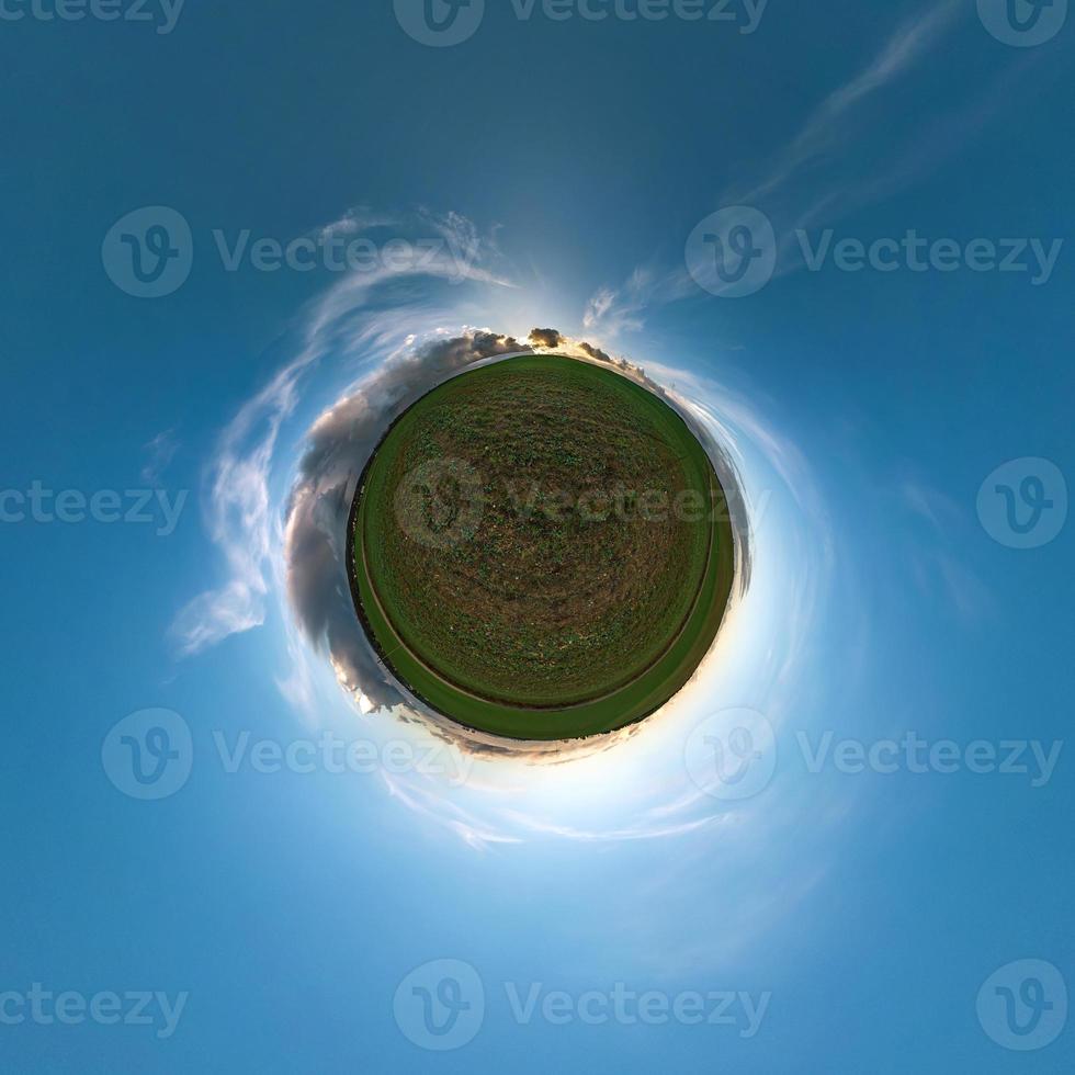 kleine planeet transformatie van bolvormig panorama 360 graden. sferische abstracte luchtfoto in veld met 's avonds geweldig mooie wolken. kromming van de ruimte. foto