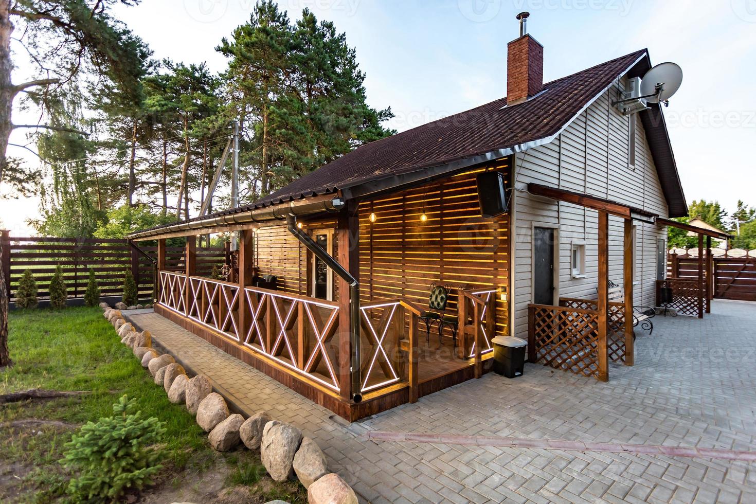 modern eco-landhuis in een dennenbos bij zonsondergang foto