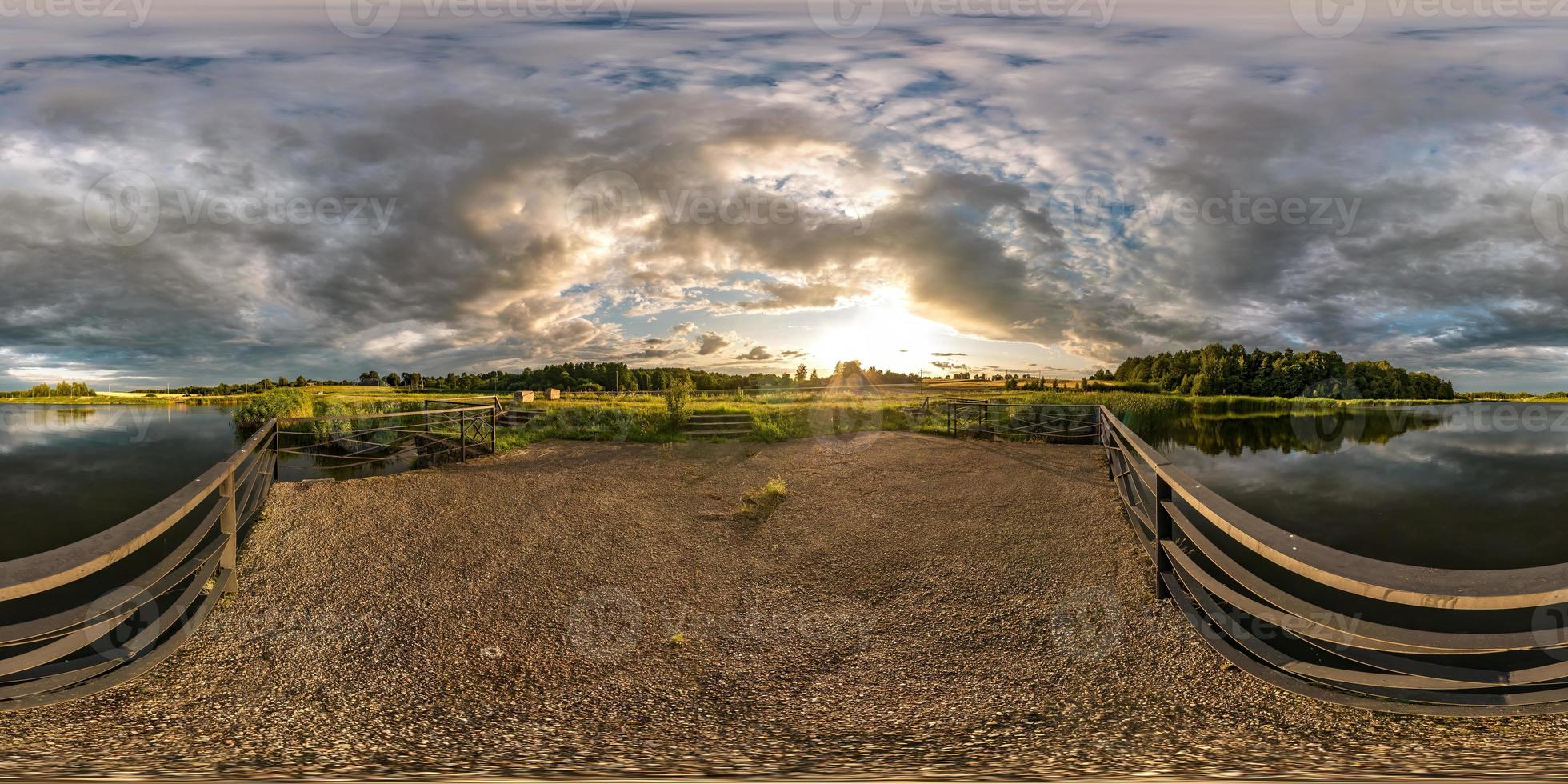 volledig naadloos bolvormig hdri-panorama 360 graden hoekzicht op betonnen pier in de buurt van meer in de avond in equirectangular projectie met zenit, klaar vr ar virtual reality-inhoud foto