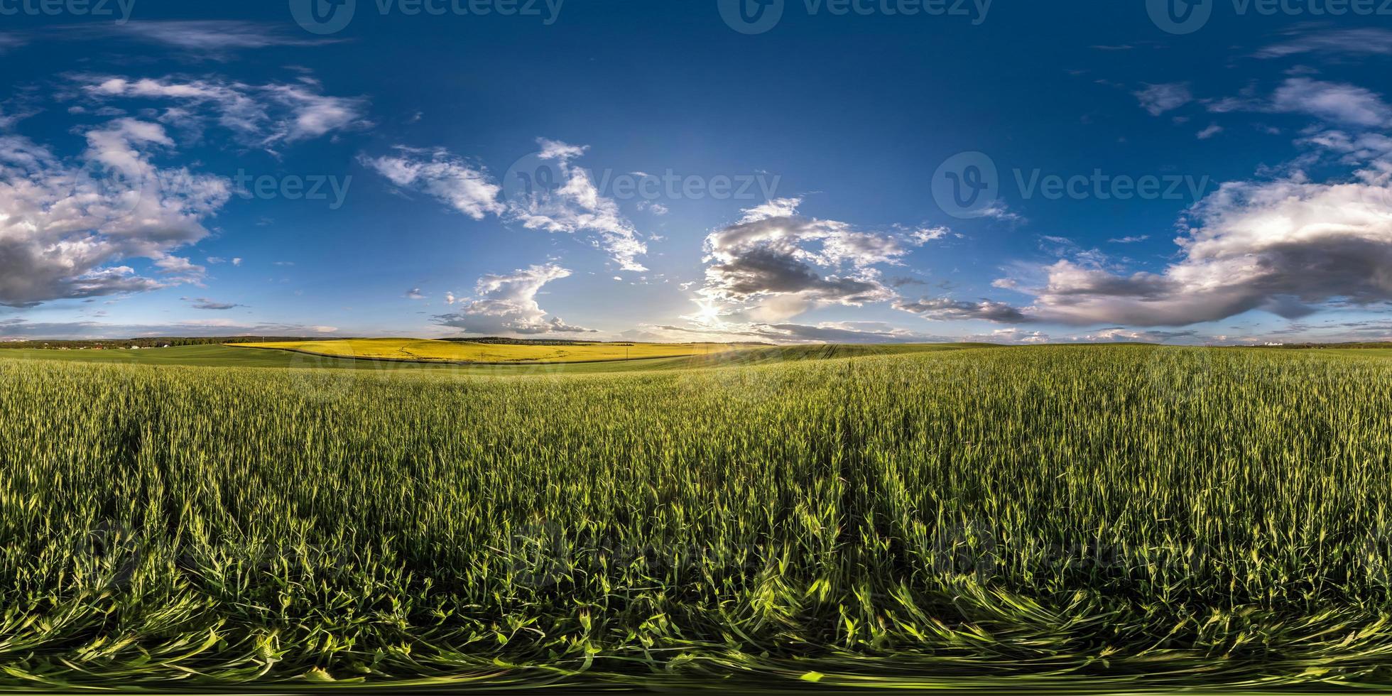volledig naadloos bolvormig hdri-panorama 360 graden kijkhoek tussen velden in de lenteavond met geweldige wolken voor zonsondergang in equirectangular projectie, voor vr ar virtual reality-inhoud foto