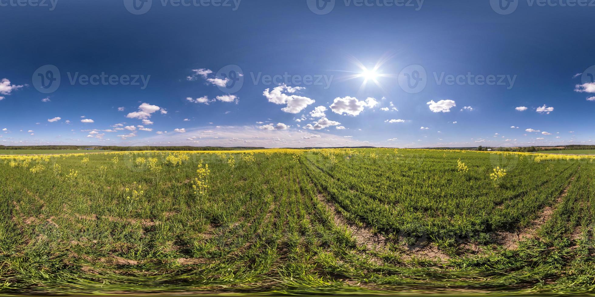 volledig naadloos bolvormig hdri-panorama 360 graden kijkhoek op velden in de lente met geweldige wolken in equirectangular projectie, klaar voor vr ar virtual reality-inhoud foto