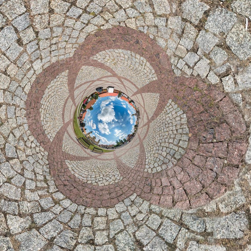 keerde terug omgekeerde kleine planeet transformatie van bolvormig panorama 360 graden. sferische abstracte luchtfoto in veld in mooie avond met geweldig mooie wolken. kromming van de ruimte. foto