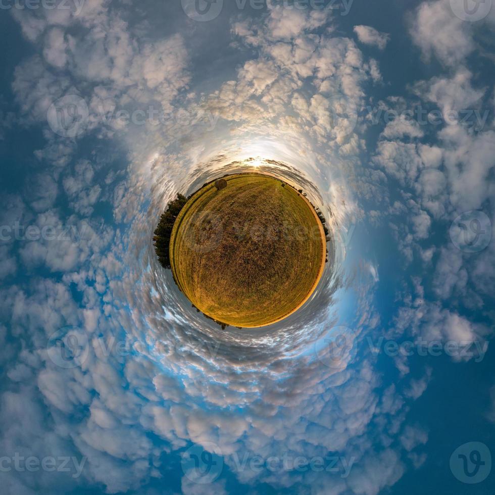 kleine planeet transformatie van bolvormig panorama 360 graden. sferische abstracte luchtfoto in veld met geweldige mooie wolken. kromming van de ruimte. foto