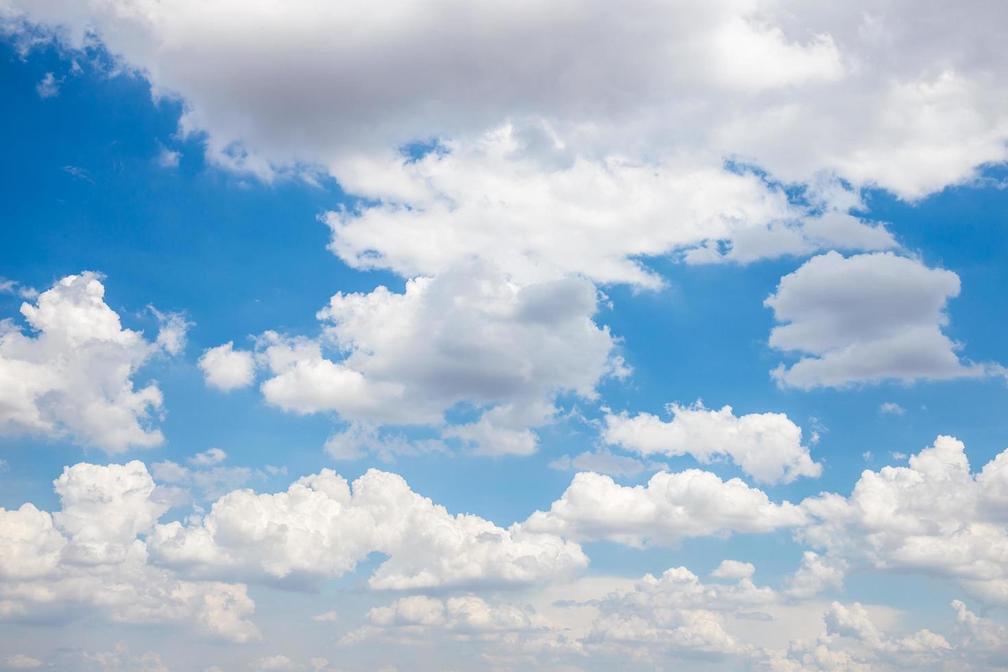 blauwe hemelachtergrond met kleine wolken foto