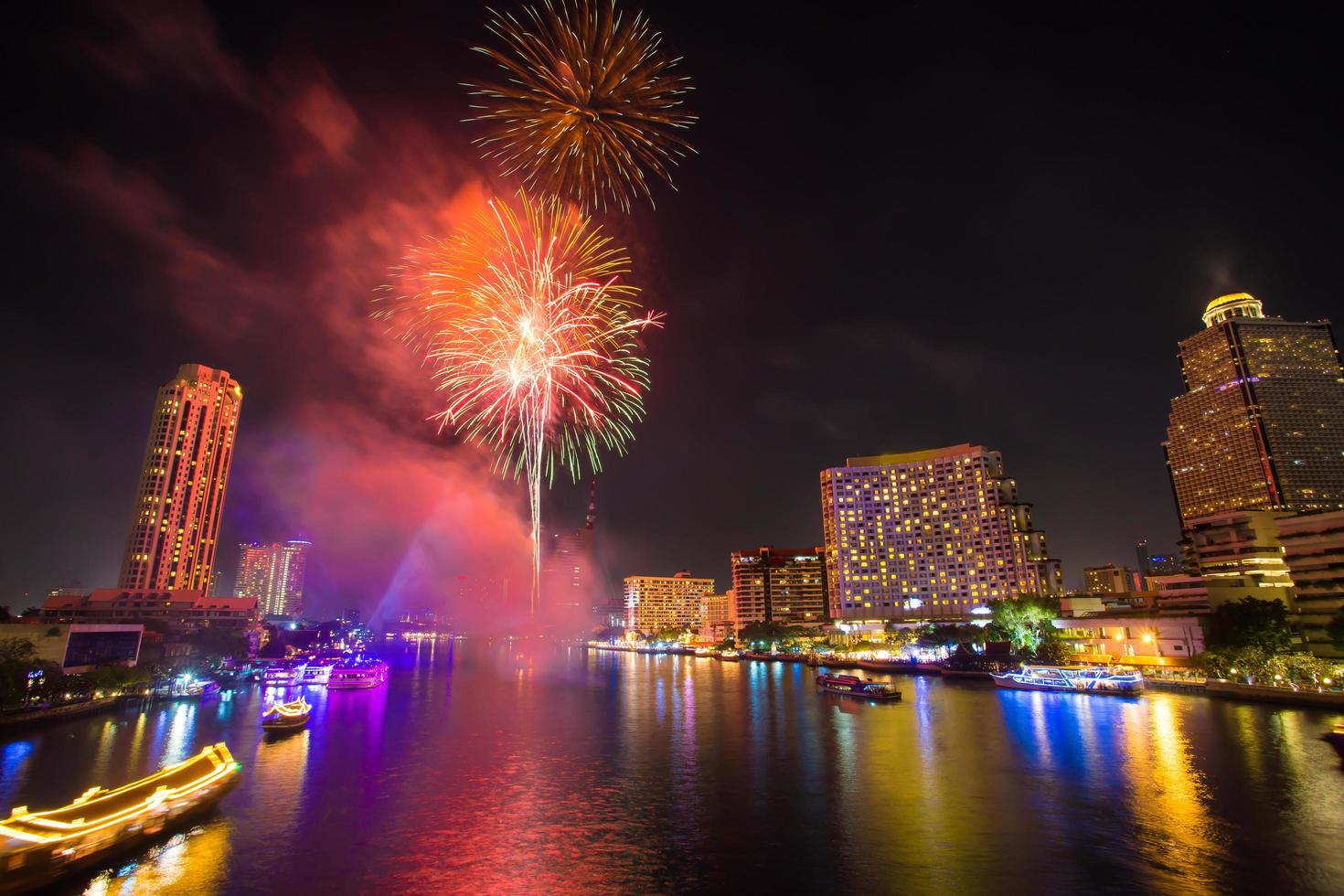 vuurwerk bij chao phraya-rivier in aftellende vieringspartij 2016 bangkok thailand foto