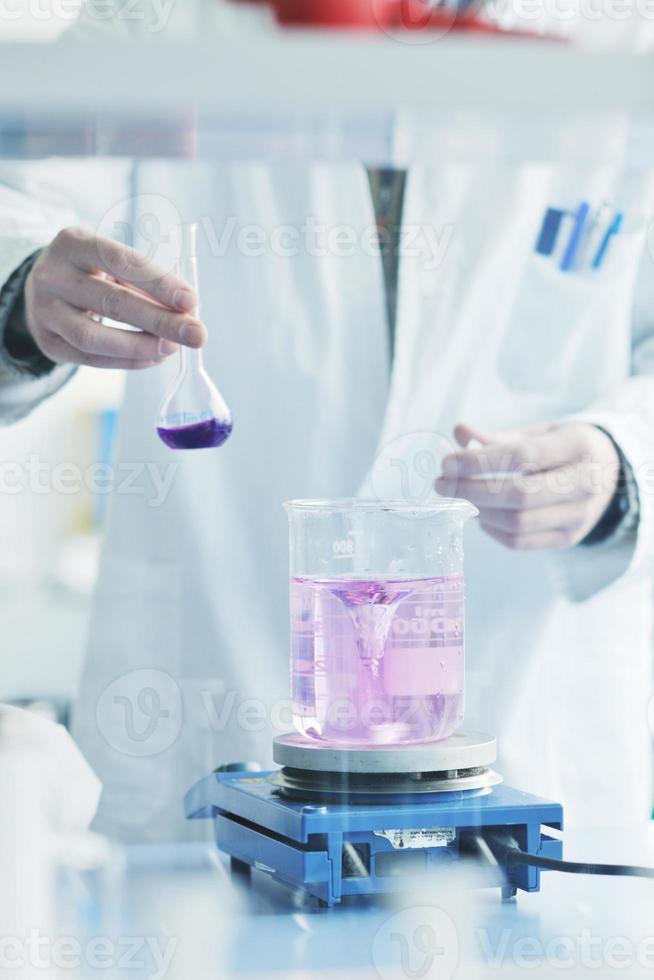 onderzoek en wetenschapsmensen in laboratorium foto