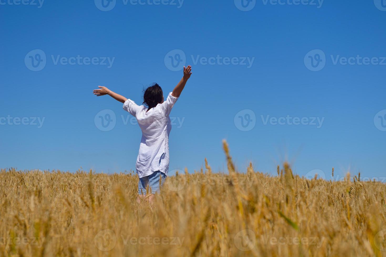 jonge vrouw met spreidende armen naar de hemel foto