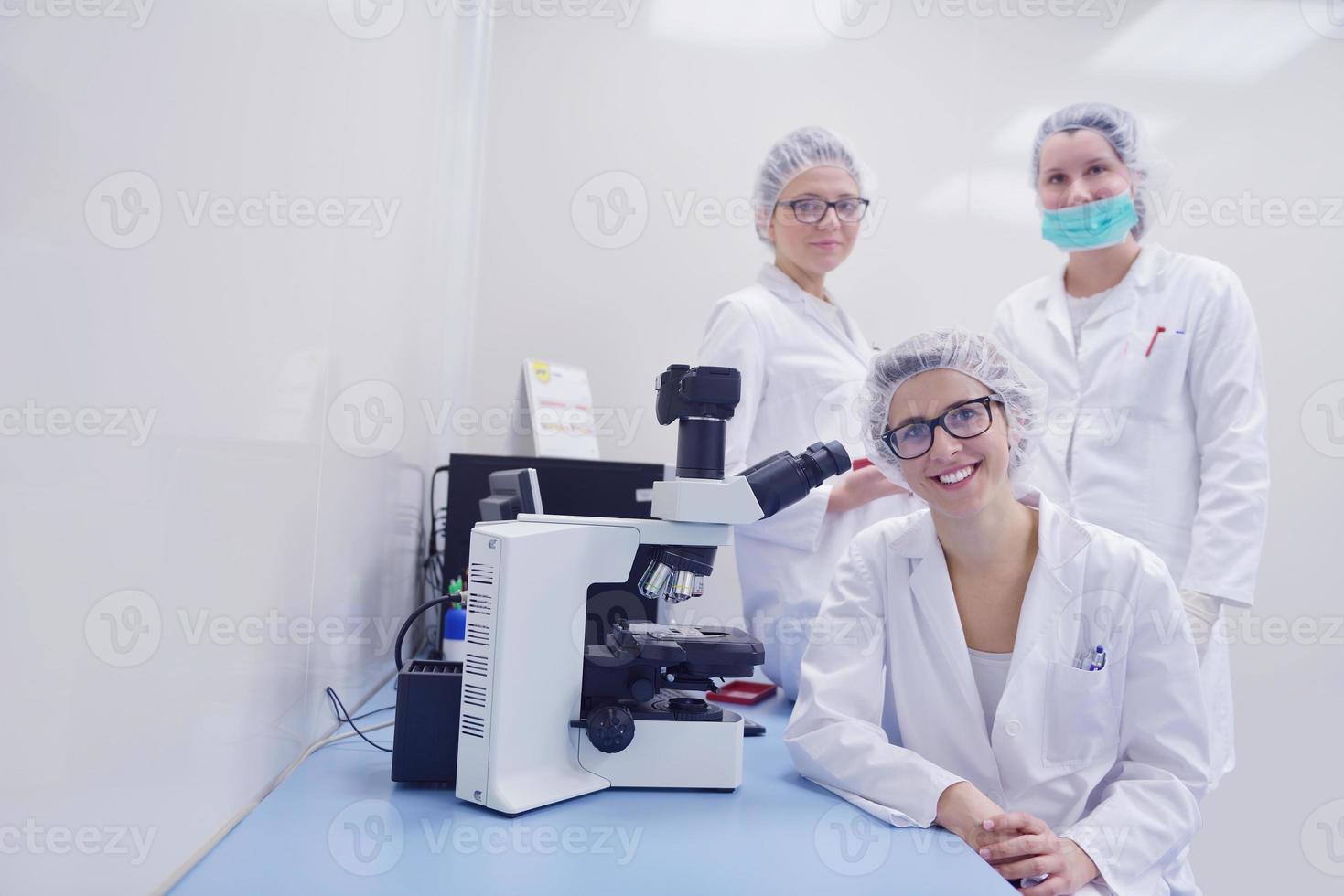 wetenschappers die werken in het laboratorium foto