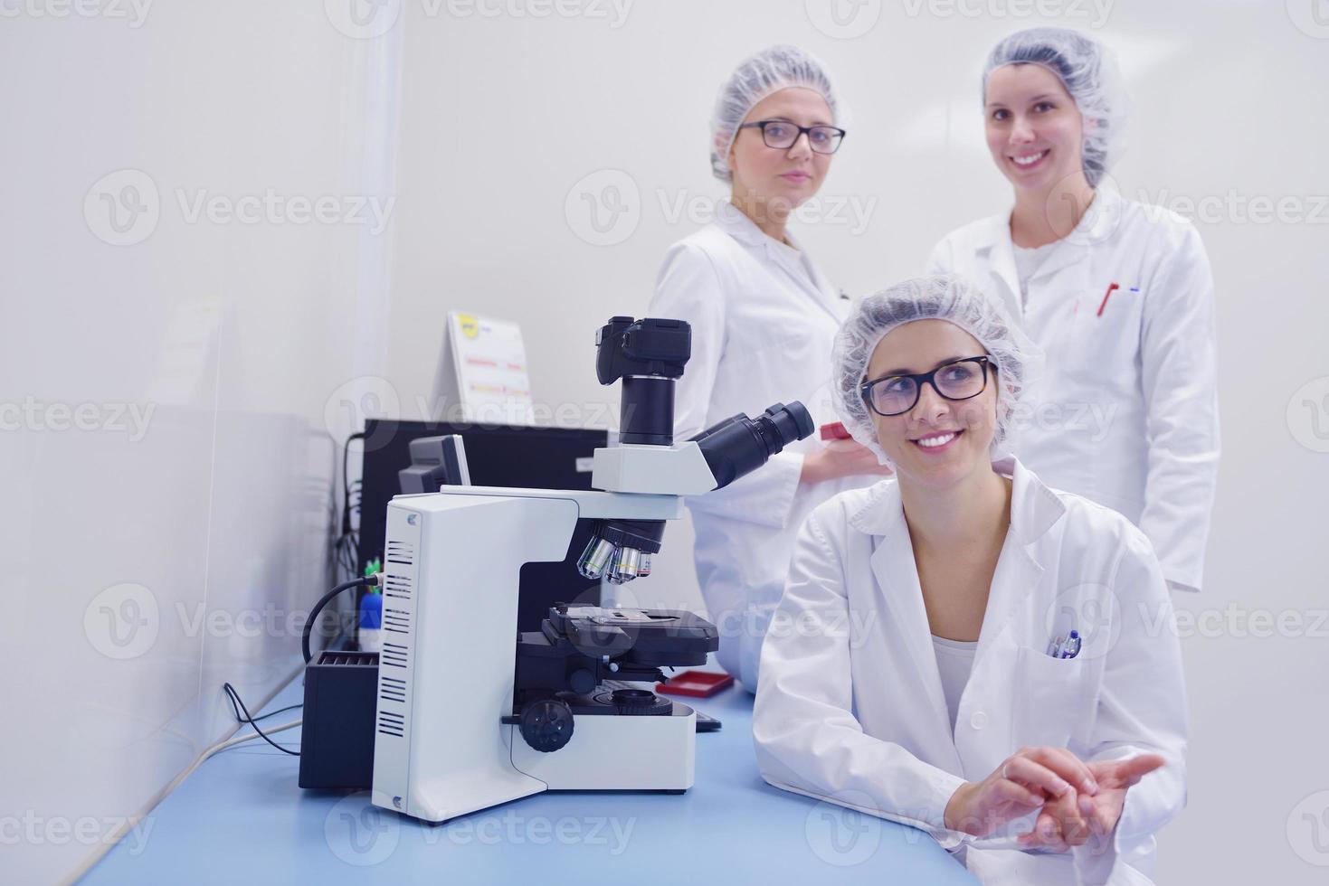 wetenschappers die werken in het laboratorium foto