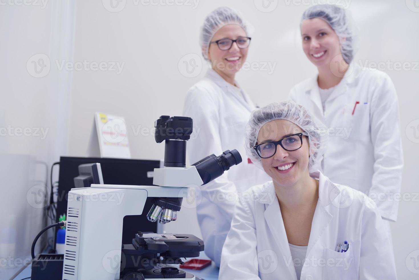 wetenschappers die werken in het laboratorium foto