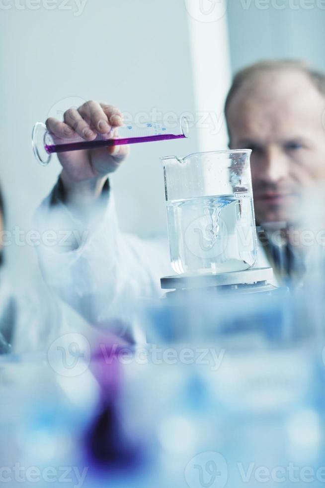 onderzoek en wetenschapsmensen in laboratorium foto