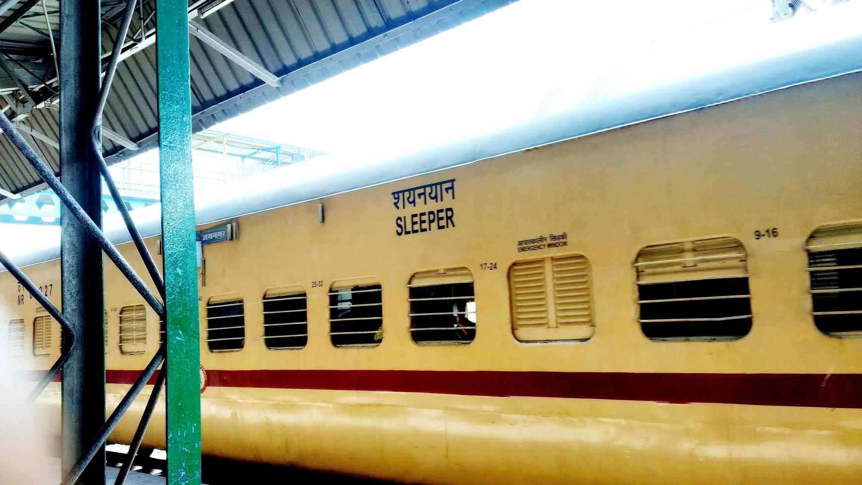 weergave van sleeper coach op het treinstation. foto