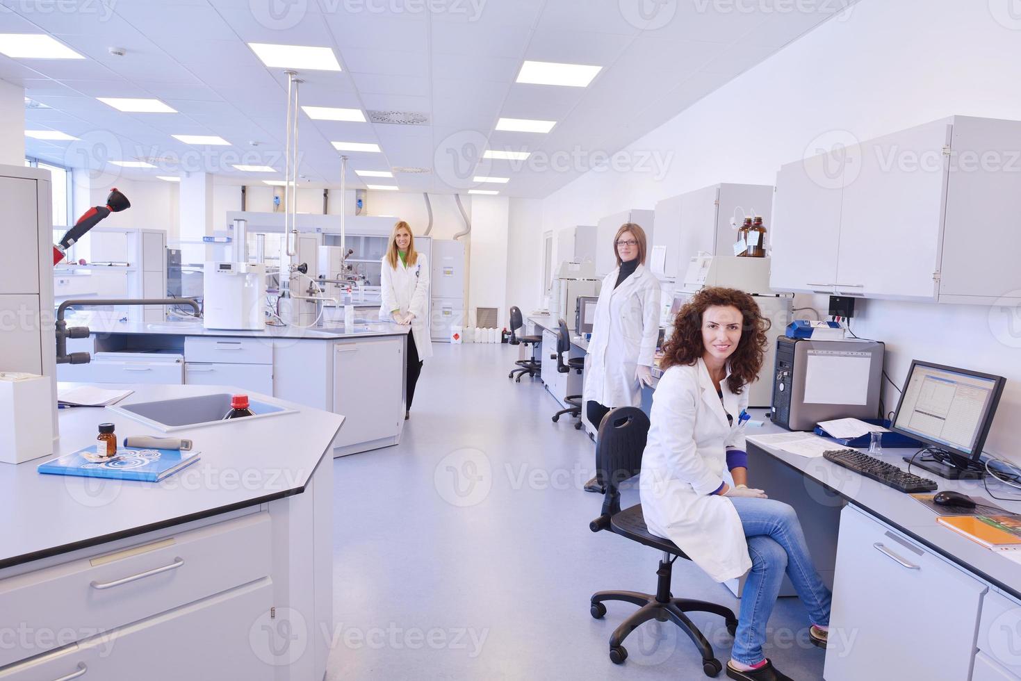 wetenschappers die werken in het laboratorium foto
