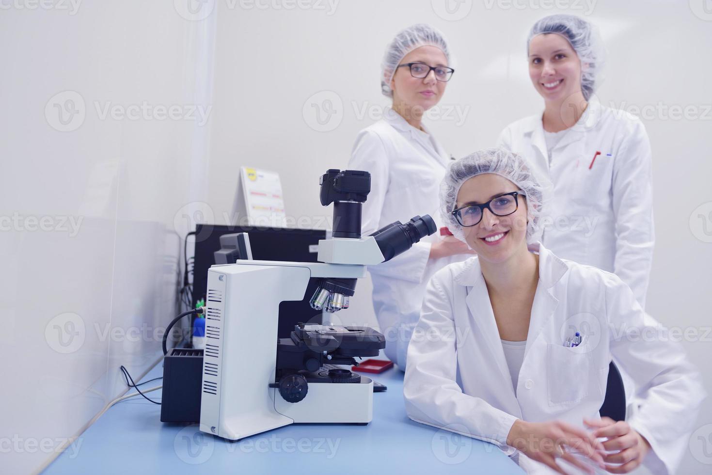 wetenschappers die werken in het laboratorium foto