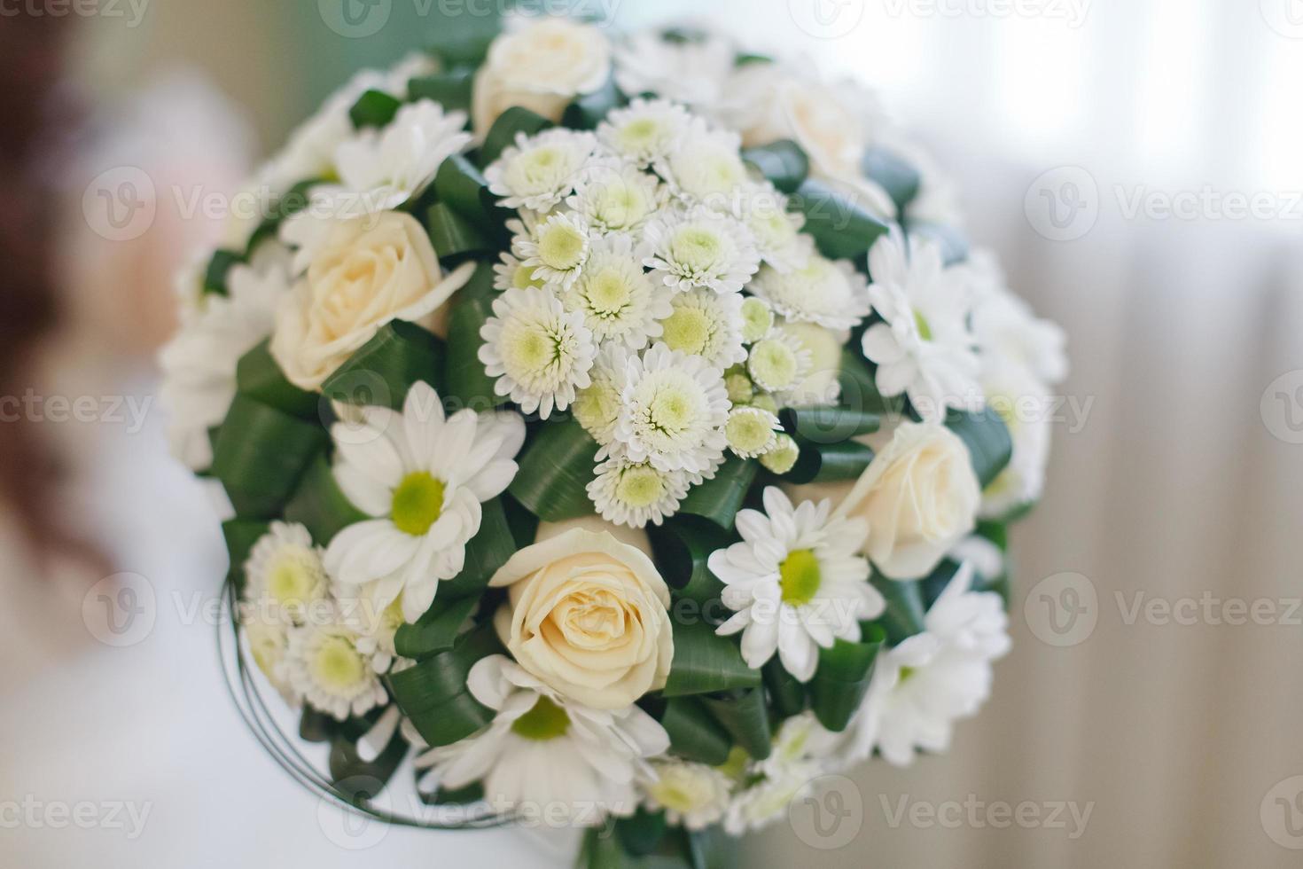 helder bruidsboeket van zomerse witroze bloemen foto